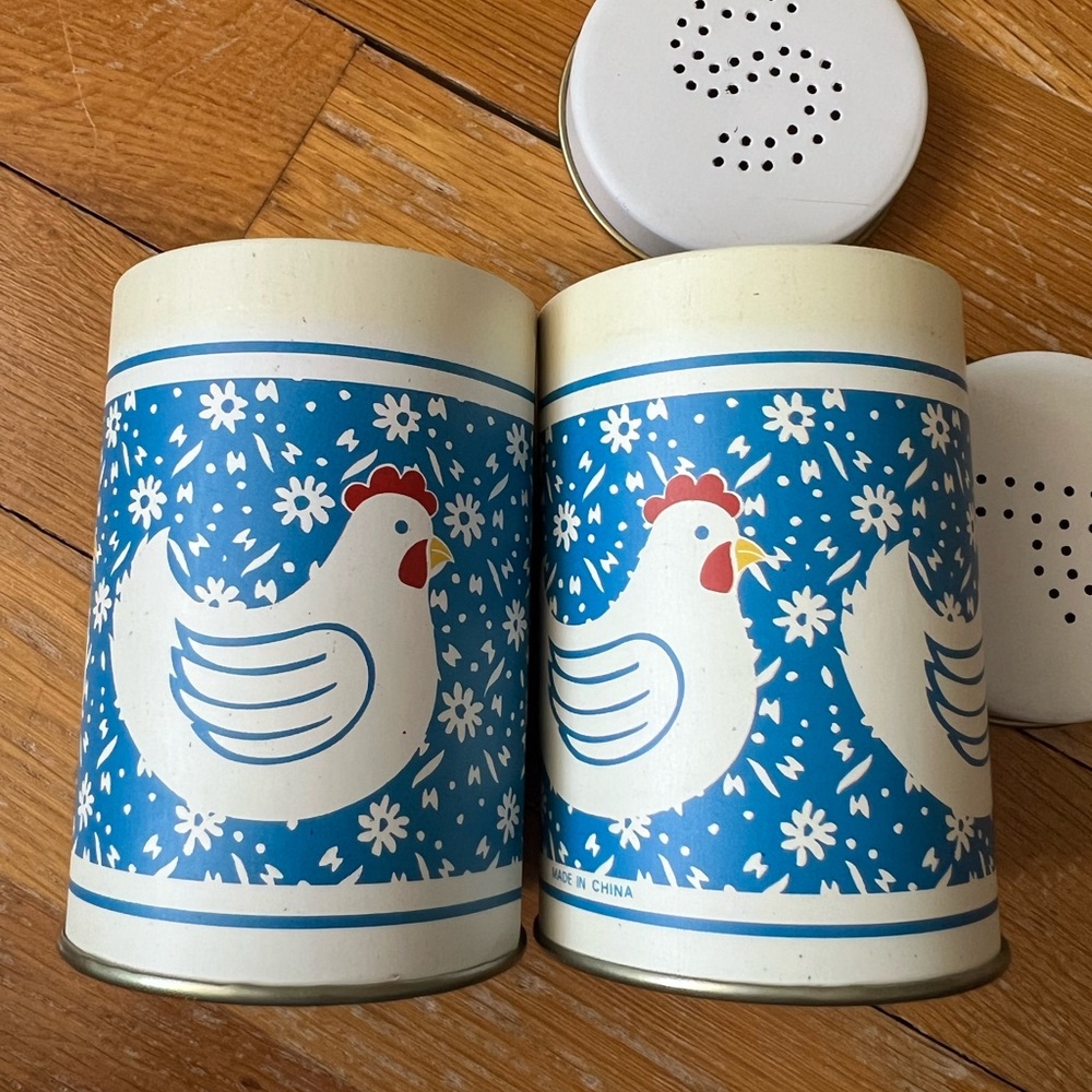 Vintage tin salt and pepper shakers - Picture 5 of 6